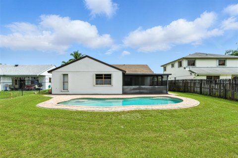 House in Sunrise, Florida 3 bedrooms, 152.82 sq.m. № 1809202 - photo 18