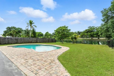 House in Sunrise, Florida 3 bedrooms, 152.82 sq.m. № 1809202 - photo 2