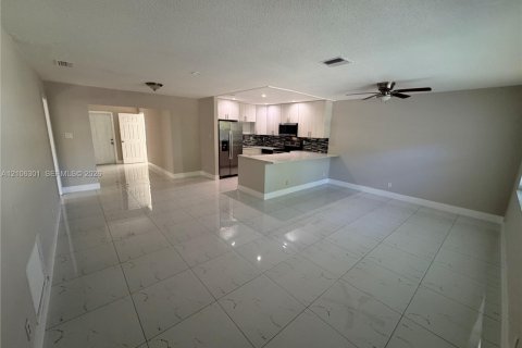 Villa ou maison à louer à Plantation, Floride: 4 chambres, 153.29 m2 № 2422071 - photo 4