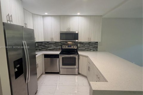 Villa ou maison à louer à Plantation, Floride: 4 chambres, 153.29 m2 № 2422071 - photo 6