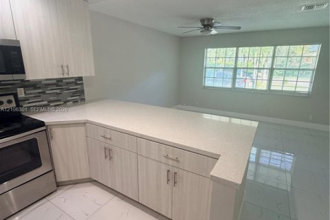 Villa ou maison à louer à Plantation, Floride: 4 chambres, 153.29 m2 № 2422071 - photo 8