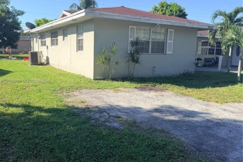 Villa ou maison à louer à Plantation, Floride: 4 chambres, 153.29 m2 № 2422071 - photo 2