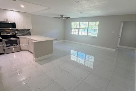 Villa ou maison à louer à Plantation, Floride: 4 chambres, 153.29 m2 № 2422071 - photo 17