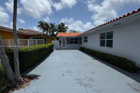 Снять в аренду виллу или дом в Майами, Флорида 3 спальни, 261.06м2, № 1788915 - фото 18