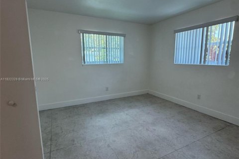 House in Miami, Florida 3 bedrooms, 261.06 sq.m. № 1788915 - photo 3