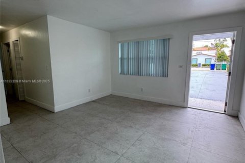 House in Miami, Florida 3 bedrooms, 261.06 sq.m. № 1788915 - photo 9