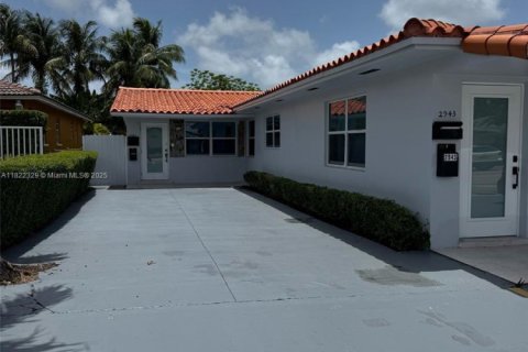 House in Miami, Florida 3 bedrooms, 261.06 sq.m. № 1788915 - photo 1