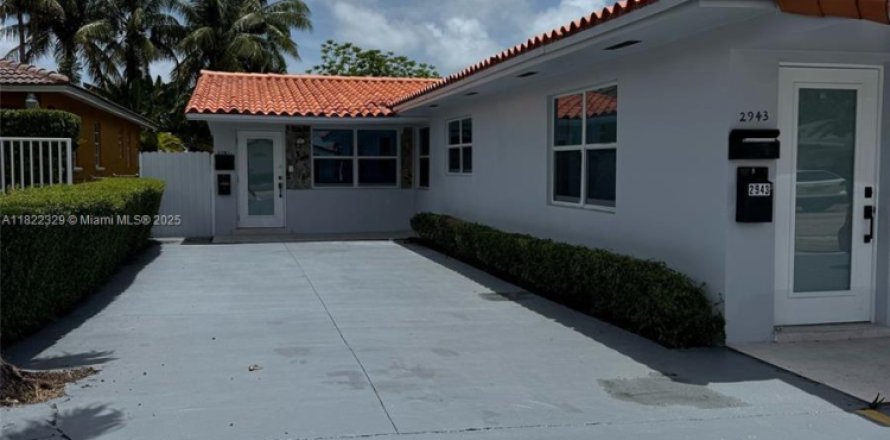 House in Miami, Florida 3 bedrooms, 261.06 sq.m. № 1788915