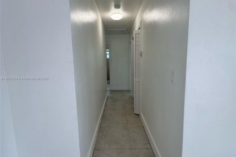 House in Miami, Florida 3 bedrooms, 261.06 sq.m. № 1788915 - photo 8