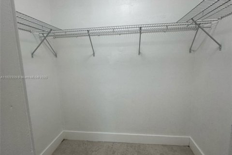 House in Miami, Florida 3 bedrooms, 261.06 sq.m. № 1788915 - photo 4