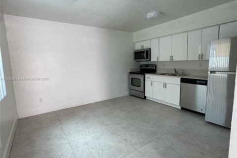 House in Miami, Florida 3 bedrooms, 261.06 sq.m. № 1788915 - photo 10