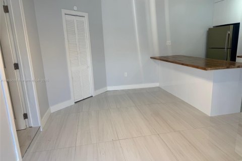 House in North Miami Beach, Florida 1 bedroom, 202.06 sq.m. № 1880160 - photo 11