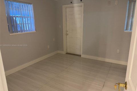 House in North Miami Beach, Florida 1 bedroom, 202.06 sq.m. № 1880160 - photo 9
