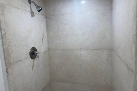 House in North Miami Beach, Florida 1 bedroom, 202.06 sq.m. № 1880160 - photo 7