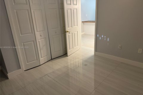 House in North Miami Beach, Florida 1 bedroom, 202.06 sq.m. № 1880160 - photo 10