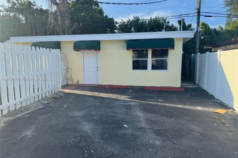House in North Miami Beach, Florida 1 bedroom, 202.06 sq.m. № 1880160 - photo 1
