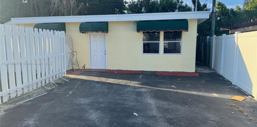 House in North Miami Beach, Florida 1 bedroom, 202.06 sq.m. № 1880160