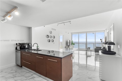 Condo in Miami, Florida, 2 bedrooms  № 2152917 - photo 1