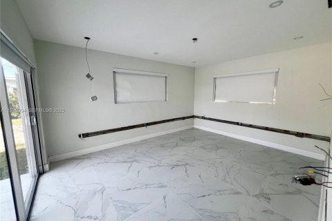 Villa ou maison à louer à North Miami Beach, Floride: 5 chambres, 165.55 m2 № 1988884 - photo 4