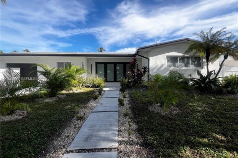 Villa ou maison à North Miami Beach, Floride 5 chambres, 165.55 m2 № 1988884