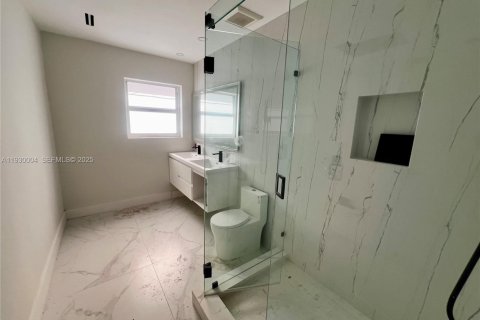 Villa ou maison à louer à North Miami Beach, Floride: 5 chambres, 165.55 m2 № 1988884 - photo 2