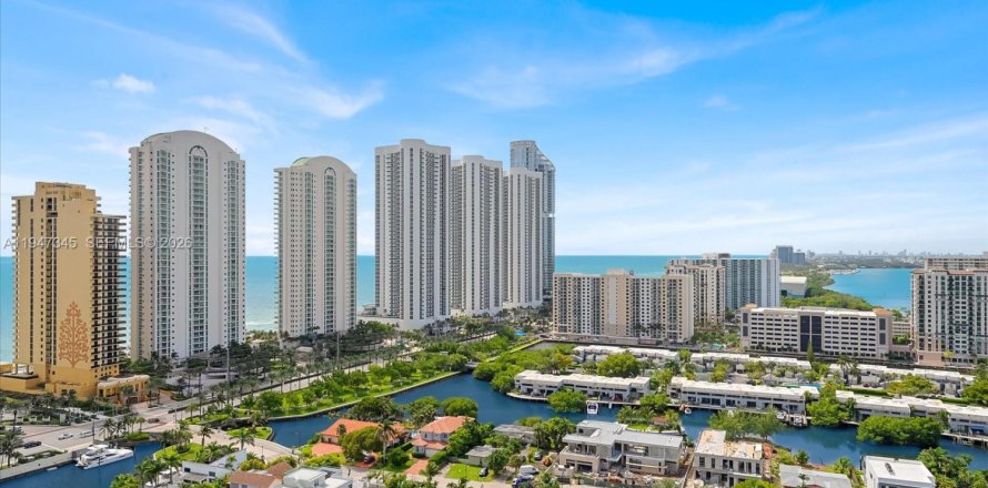 Кондоминиум с 2 спальнями в Санни-Айлс-Бич, Флорида № 2003532