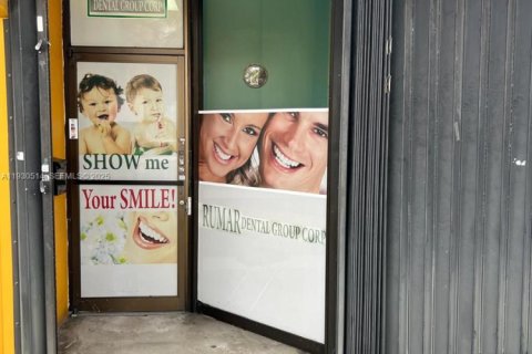 Propiedad comercial en venta en Miami, Florida № 1990289 - foto 1