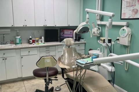 Propiedad comercial en venta en Miami, Florida № 1990289 - foto 6