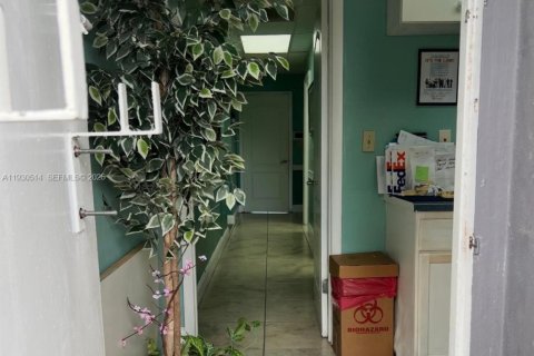 Propiedad comercial en venta en Miami, Florida № 1990289 - foto 5