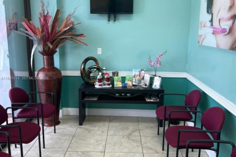 Propiedad comercial en venta en Miami, Florida № 1990289 - foto 3