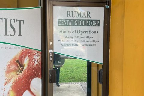 Propiedad comercial en venta en Miami, Florida № 1990289 - foto 2