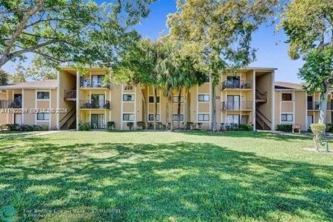 Condo in Pembroke Pines, Florida, 2 bedrooms  № 2065735 - photo 4