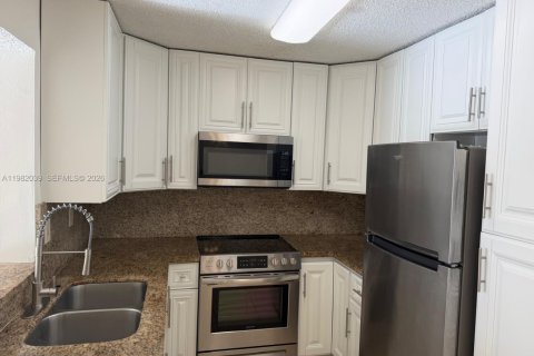 Condo in Pembroke Pines, Florida, 2 bedrooms  № 2065735 - photo 2