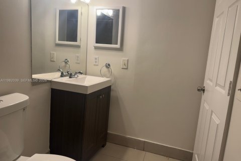 Condo in Pembroke Pines, Florida, 2 bedrooms  № 2065735 - photo 3