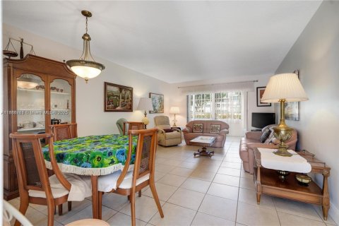 Condo in Lauderhill, Florida, 2 bedrooms  № 1937230 - photo 2