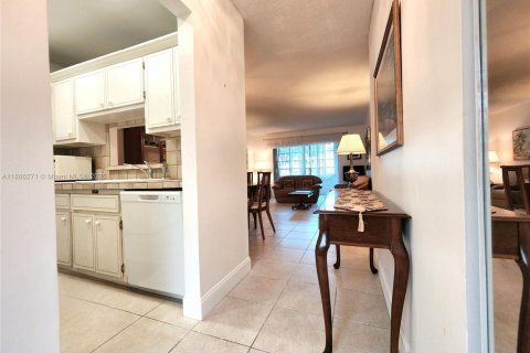 Condo in Lauderhill, Florida, 2 bedrooms  № 1937230 - photo 4