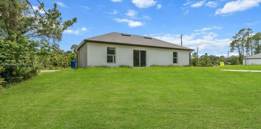 House in Lehigh Acres, Florida 3 bedrooms № 1848320