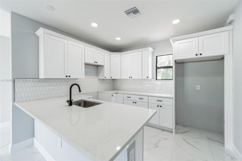 House in Lehigh Acres, Florida 3 bedrooms № 1848320 - photo 6