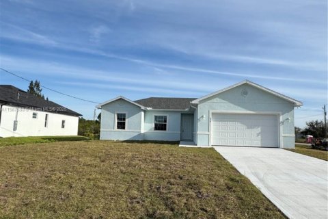 House in Lehigh Acres, Florida 4 bedrooms № 1118408 - photo 4