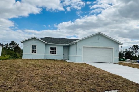 House in Lehigh Acres, Florida 4 bedrooms № 1118408 - photo 2