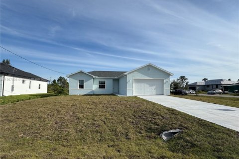 House in Lehigh Acres, Florida 4 bedrooms № 1118408 - photo 5