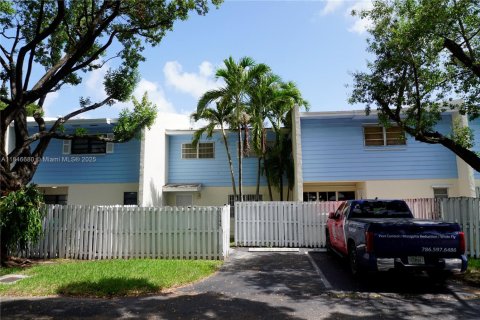 Townhouse in Cutler Bay, Florida 3 bedrooms, 135.45 sq.m. № 1846096 - photo 1