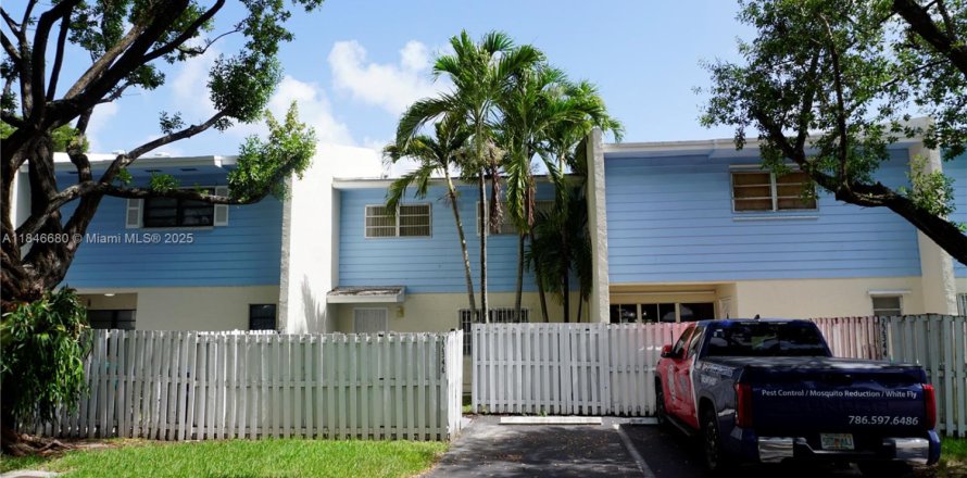 Townhouse in Cutler Bay, Florida 3 bedrooms, 135.45 sq.m. № 1846096