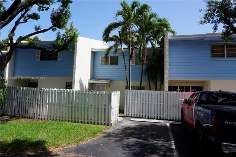 Townhouse in Cutler Bay, Florida 3 bedrooms, 135.45 sq.m. № 1846096 - photo 2