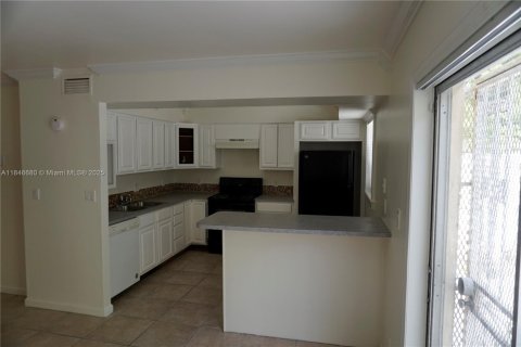 Townhouse in Cutler Bay, Florida 3 bedrooms, 135.45 sq.m. № 1846096 - photo 10
