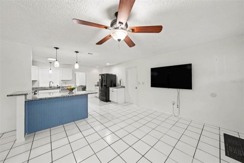 Villa ou maison à vendre à Zephyrhills, Floride: 4 chambres, 200.2 m2 № 2229853 - photo 5