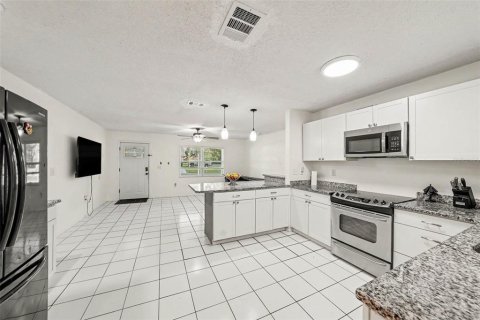 Villa ou maison à vendre à Zephyrhills, Floride: 4 chambres, 200.2 m2 № 2229853 - photo 9