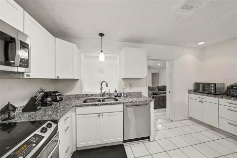 Villa ou maison à vendre à Zephyrhills, Floride: 4 chambres, 200.2 m2 № 2229853 - photo 8