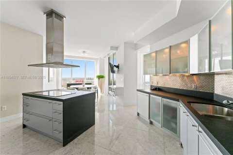 Condo in Sunny Isles Beach, Florida, 3 bedrooms № 2089351 - photo 11
