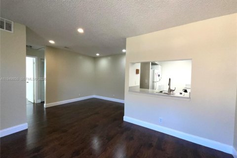 Снять в аренду кондоминиум в Санрайз, Флорида 2 спальни, 70.61м2, № 2005576 - фото 3